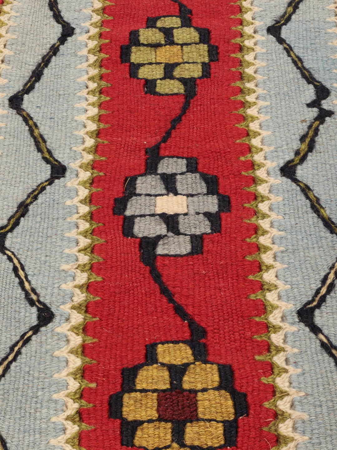 Een handgeweven Kelim Senneh Fine kleed uit het Midden-Oosten met een rood en beige bloemenpatroon.