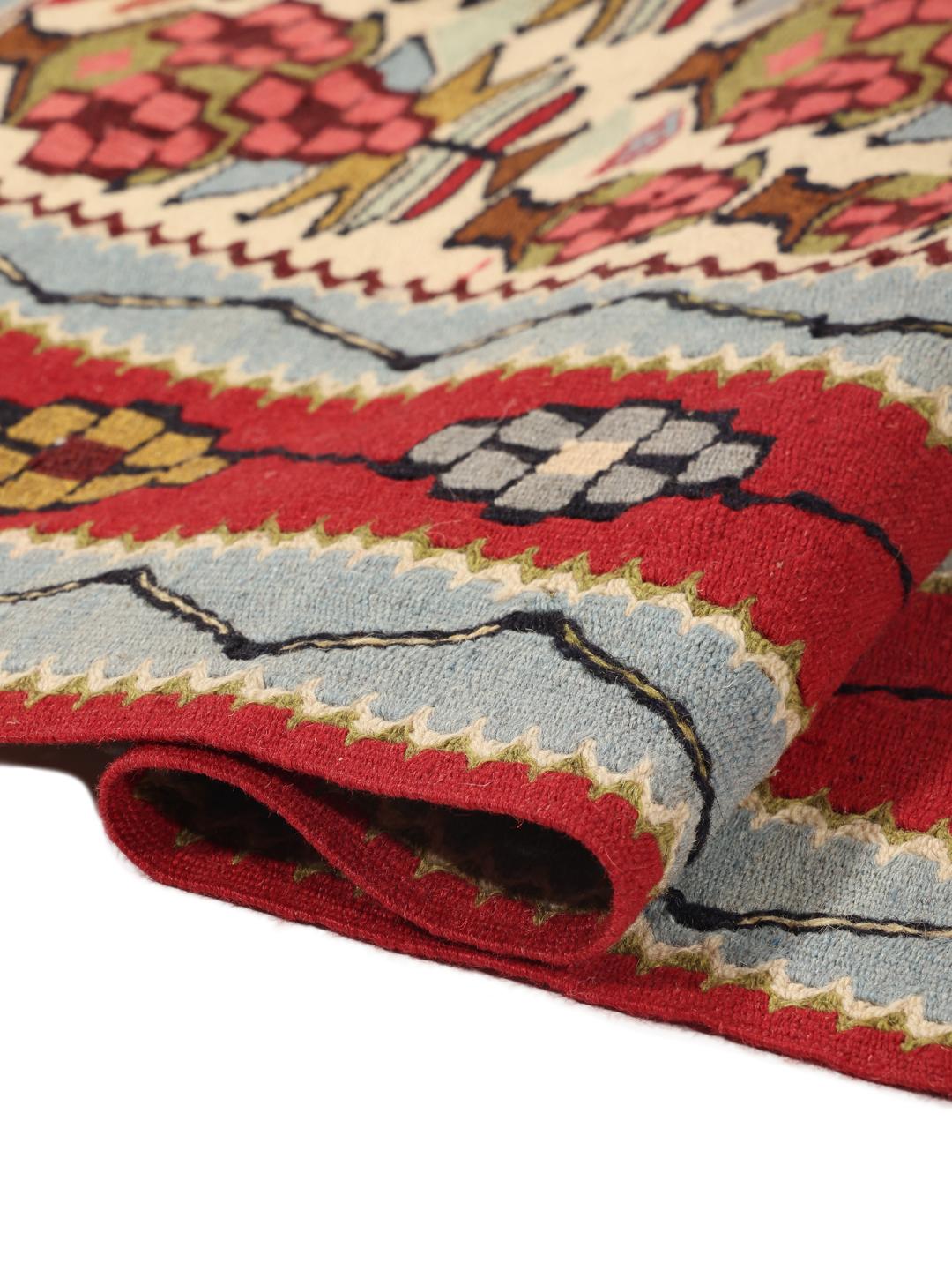Een handgeweven Kelim Senneh Fine kleed uit het Midden-Oosten met een rood en beige bloemenpatroon.