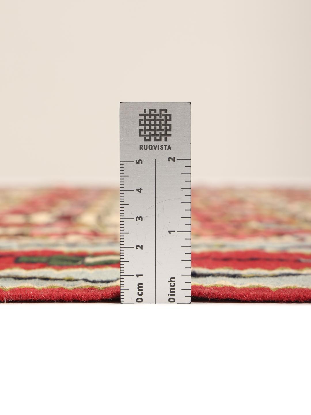 Een handgeweven Kelim Senneh Fine kleed uit het Midden-Oosten met een rood en beige bloemenpatroon.