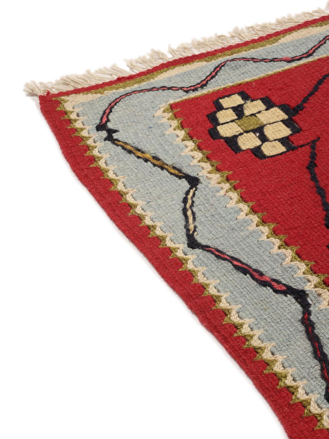 Een handgeweven Kelim Senneh Fine kleed uit het Midden-Oosten met een rood en beige bloemenpatroon.