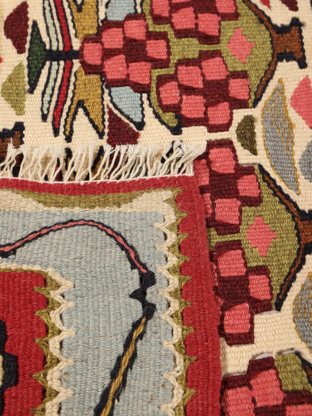 Een handgeweven Kelim Senneh Fine kleed uit het Midden-Oosten met een rood en beige bloemenpatroon.