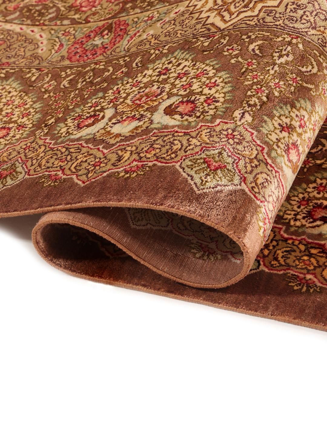 Een luxueus, handgeknoopt Ghom zijden tapijt met ingewikkelde bloemmotieven in bruine en beige tinten, afkomstig uit het Midden-Oosten.