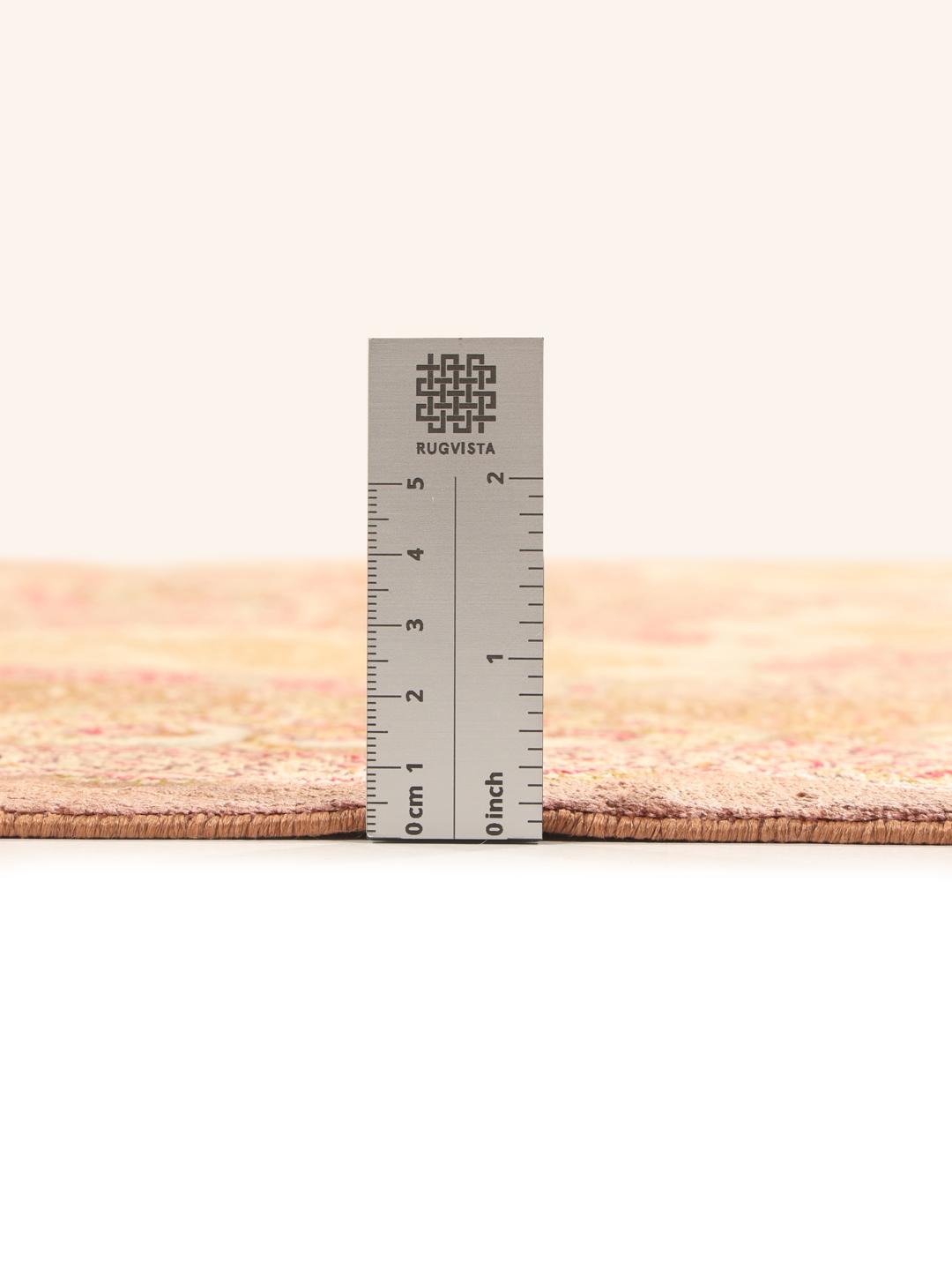 Een luxueus, handgeknoopt Ghom zijden tapijt met ingewikkelde bloemmotieven in bruine en beige tinten, afkomstig uit het Midden-Oosten.