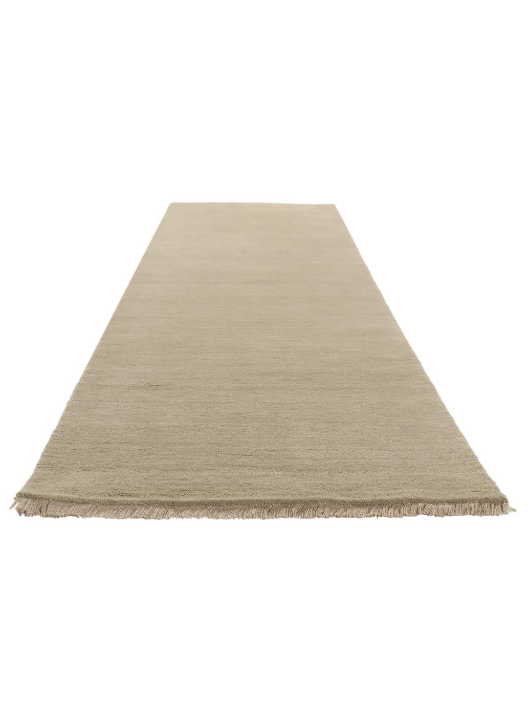 Un tapis de couloir tissé à la main de couleur gris clair avec de courtes franges