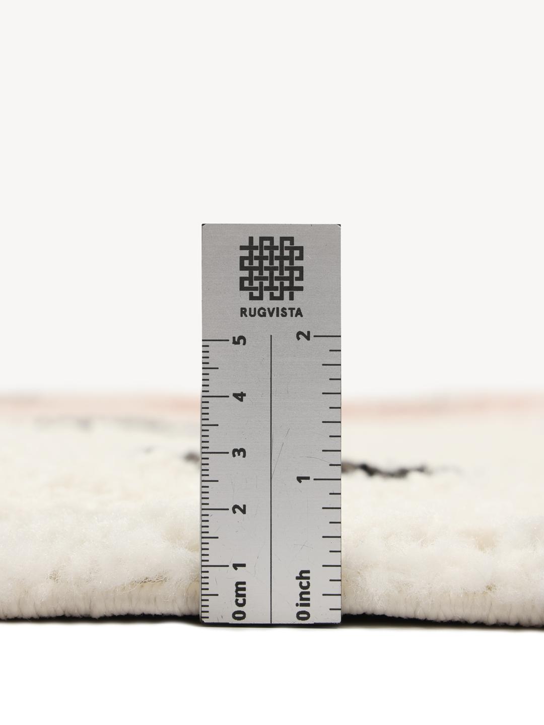 Off white tapijt met een speels patroon