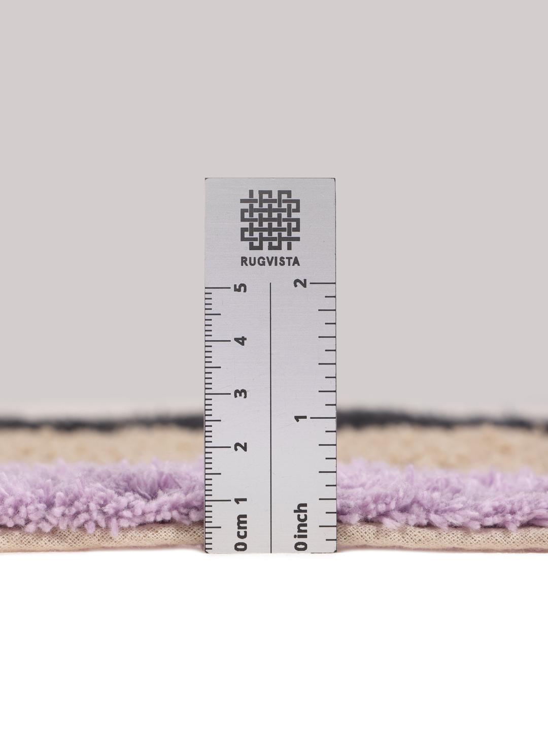Tapis de bain en coton beige et violet avec un motif géométrique