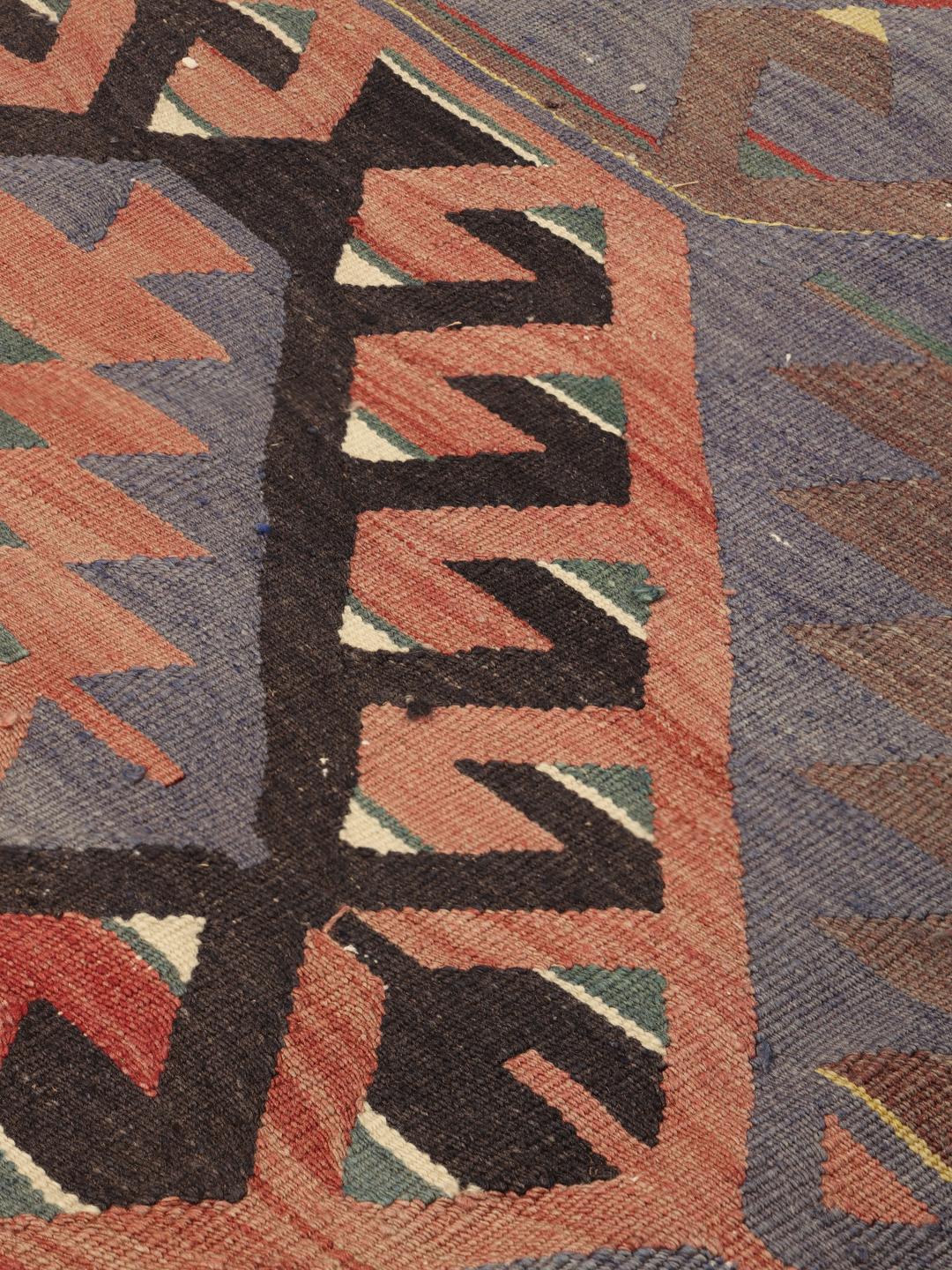 Vintage Turks Kilim-tapijt met geometrische ruitpatronen in veelkleurige tinten