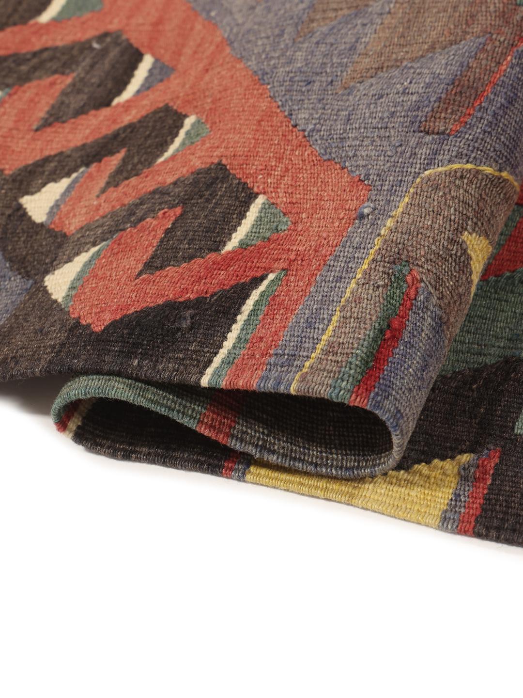 Vintage Turks Kilim-tapijt met geometrische ruitpatronen in veelkleurige tinten