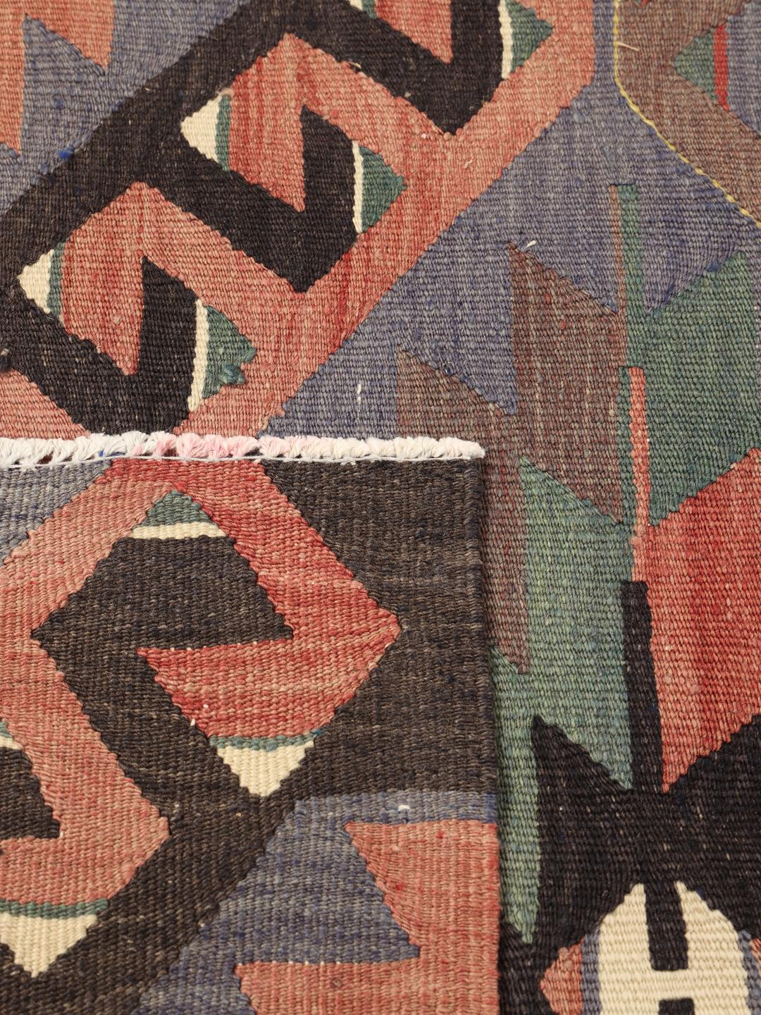 Vintage Turks Kilim-tapijt met geometrische ruitpatronen in veelkleurige tinten