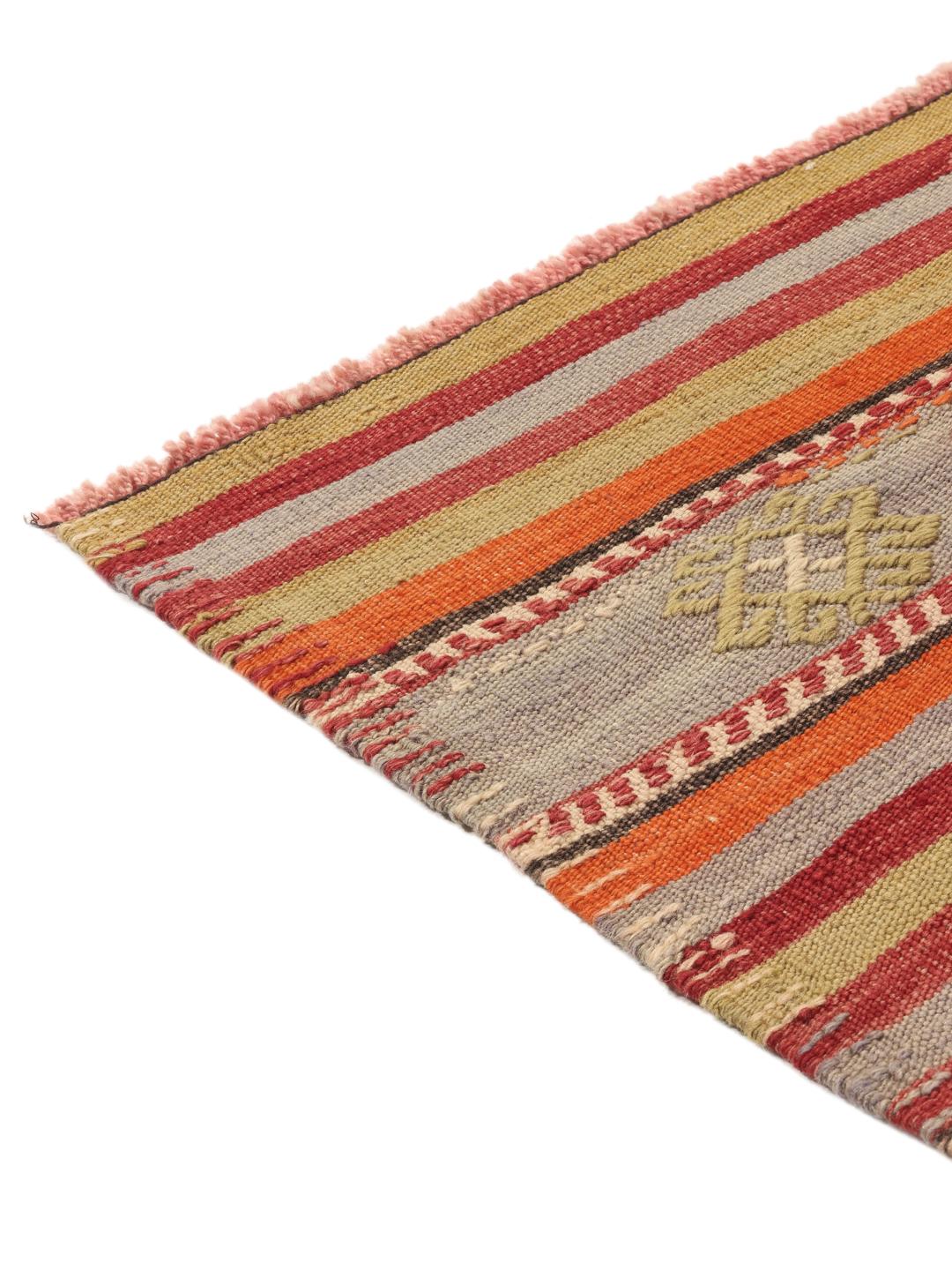 Tapis kilim turc tissé à la main avec des rayures horizontales et des motifs géométriques multicolores