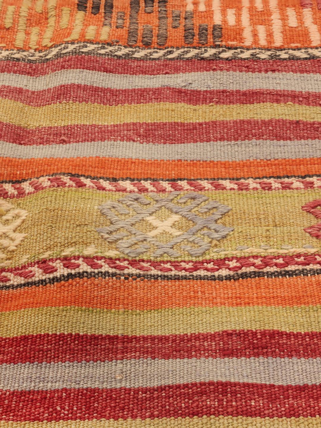 Tapis kilim turc tissé à la main avec des rayures horizontales et des motifs géométriques multicolores