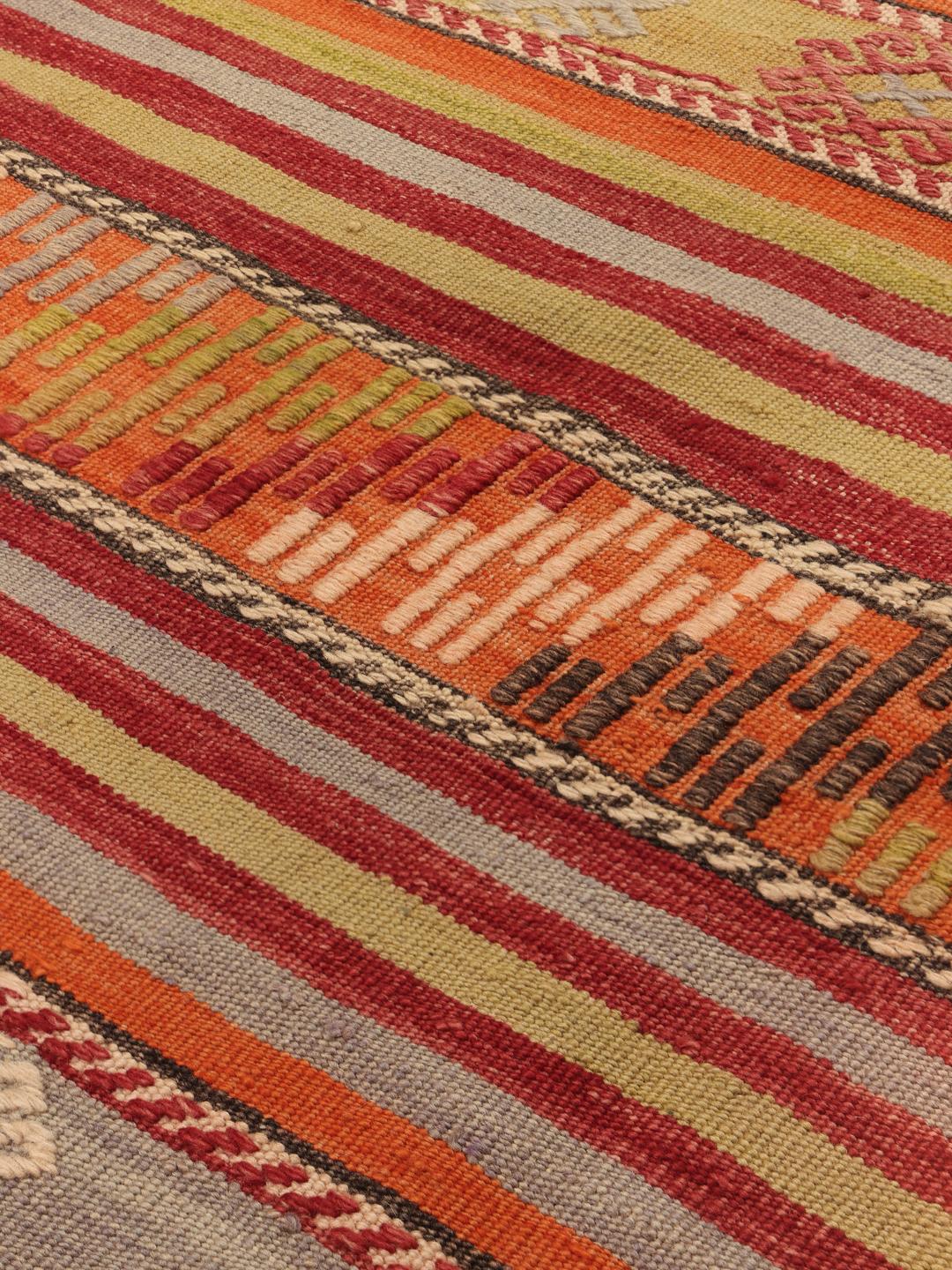 Tapis kilim turc tissé à la main avec des rayures horizontales et des motifs géométriques multicolores