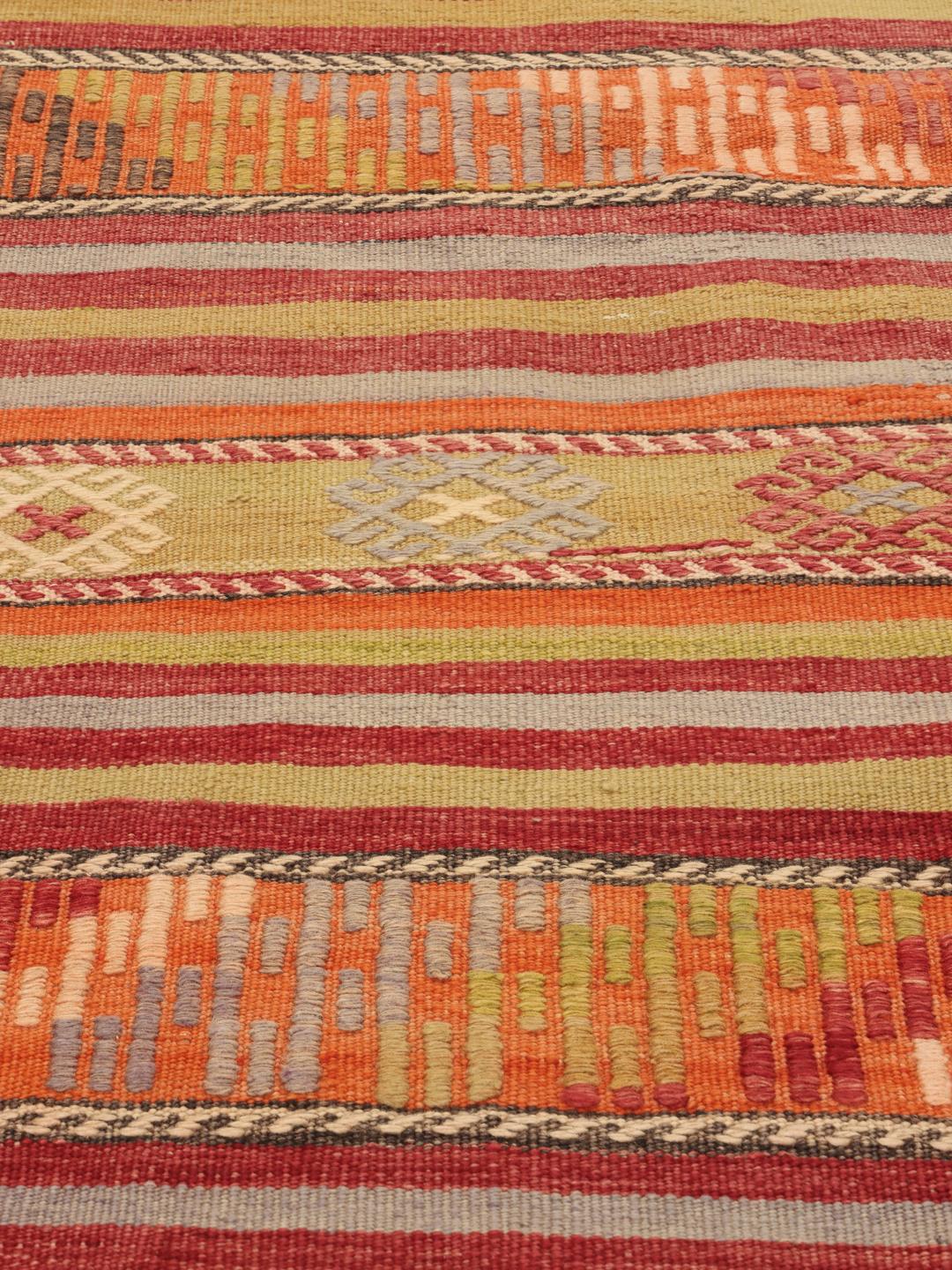 Tapis kilim turc tissé à la main avec des rayures horizontales et des motifs géométriques multicolores
