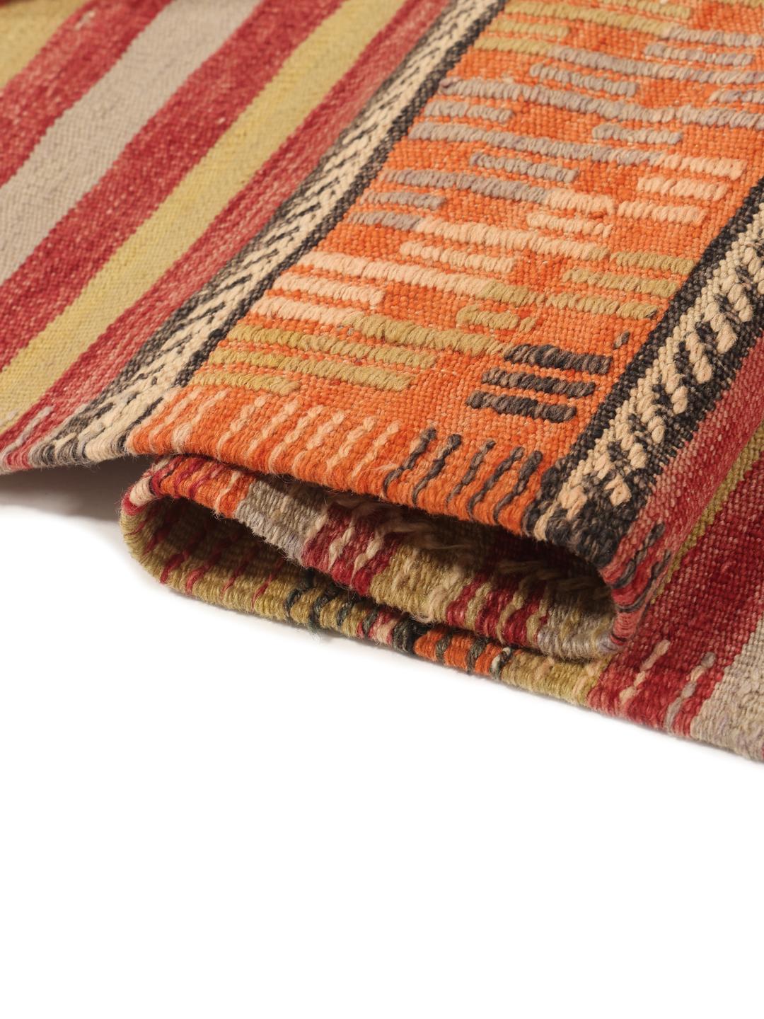 Tapis kilim turc tissé à la main avec des rayures horizontales et des motifs géométriques multicolores