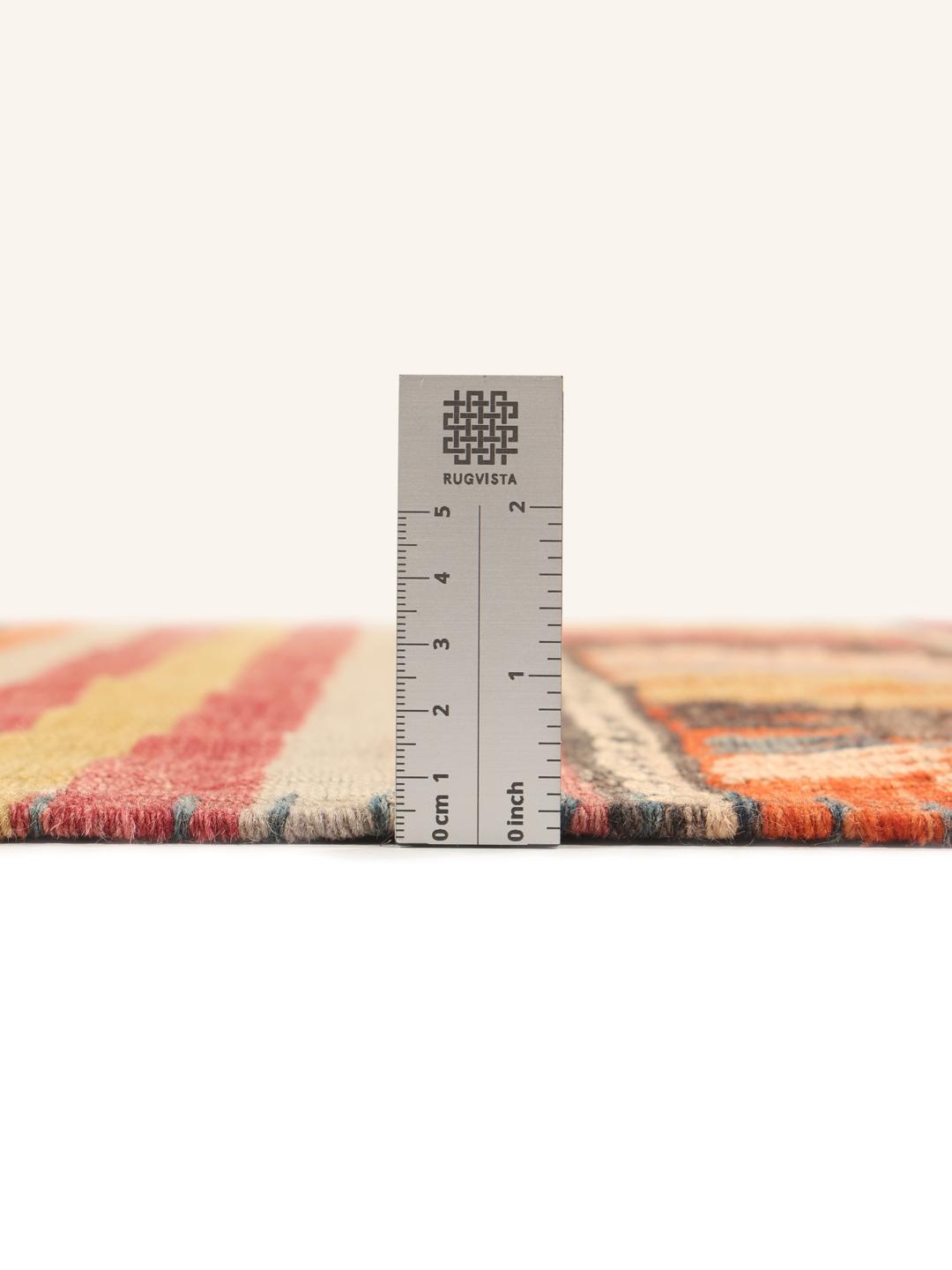 Tapis kilim turc tissé à la main avec des rayures horizontales et des motifs géométriques multicolores