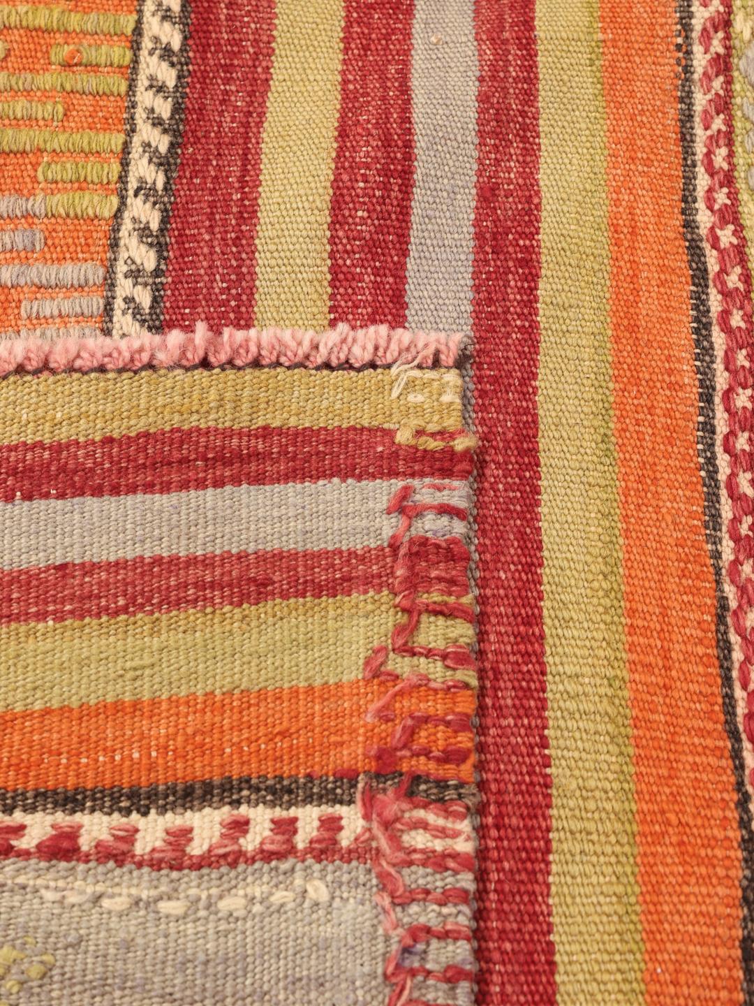 Tapis kilim turc tissé à la main avec des rayures horizontales et des motifs géométriques multicolores