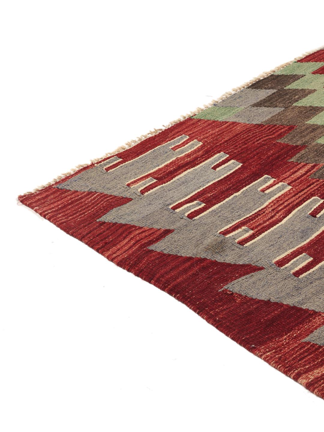 Handgeweven Turks kelimkleed met levendige geometrische patronen in rood, groen en grijs