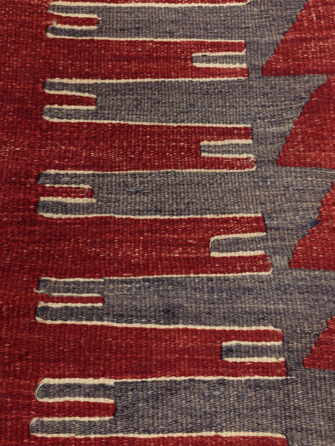 Handgeweven Turks kelimkleed met levendige geometrische patronen in rood, groen en grijs