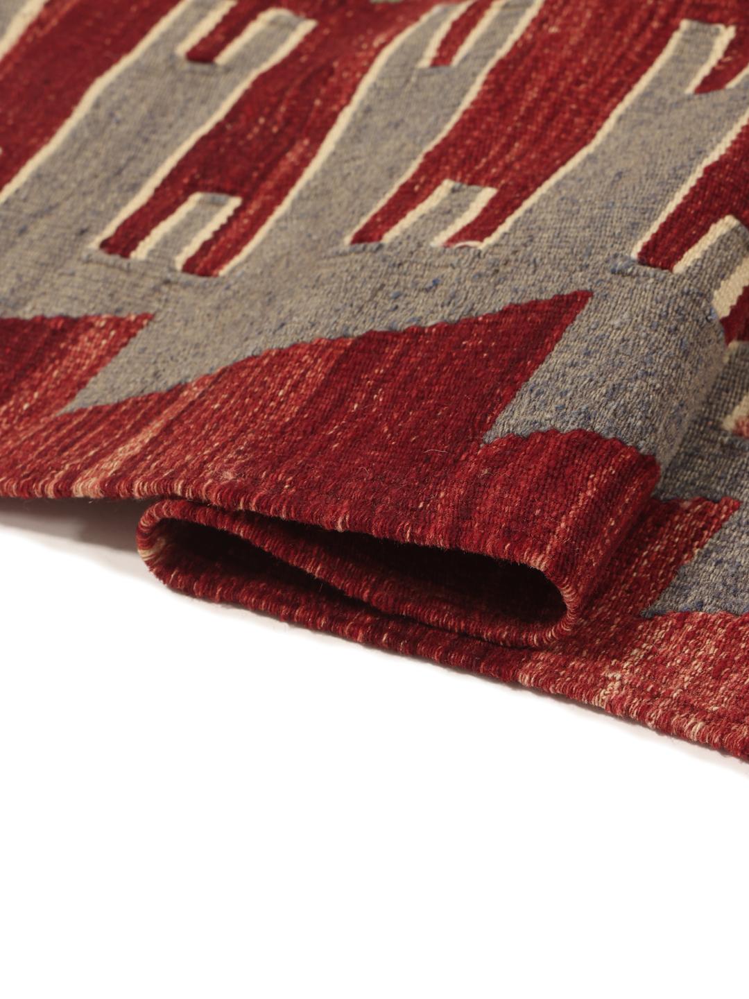Handgeweven Turks kelimkleed met levendige geometrische patronen in rood, groen en grijs