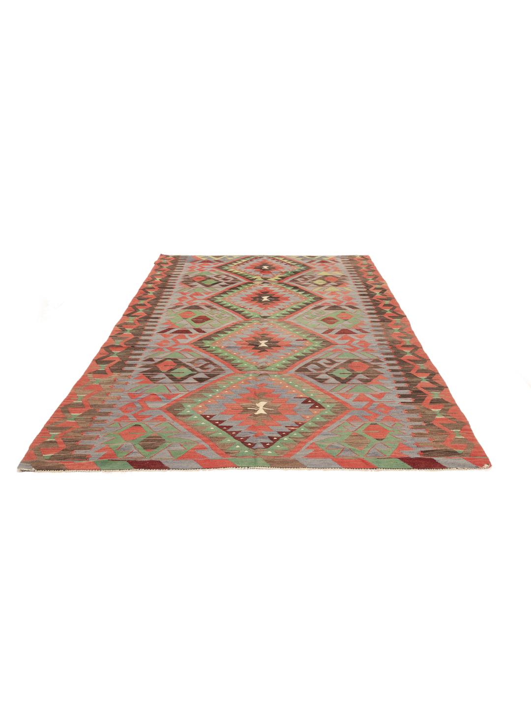 Un tapis Kelim turc vintage présentant un motif géométrique en laine multicolore.