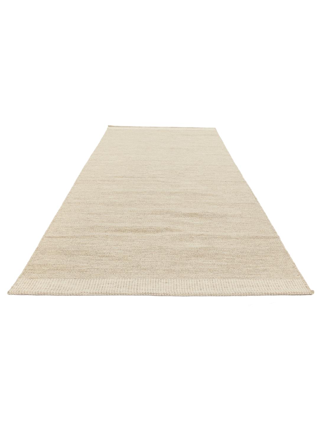 Tapis de couloir beige en laine avec une texture tissée simple