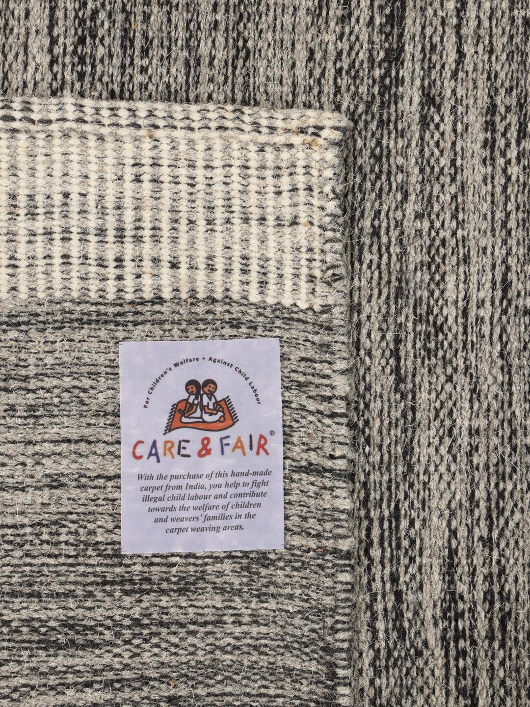 Tapis carré en laine gris foncé tissé à la main avec une texture tissée à plat