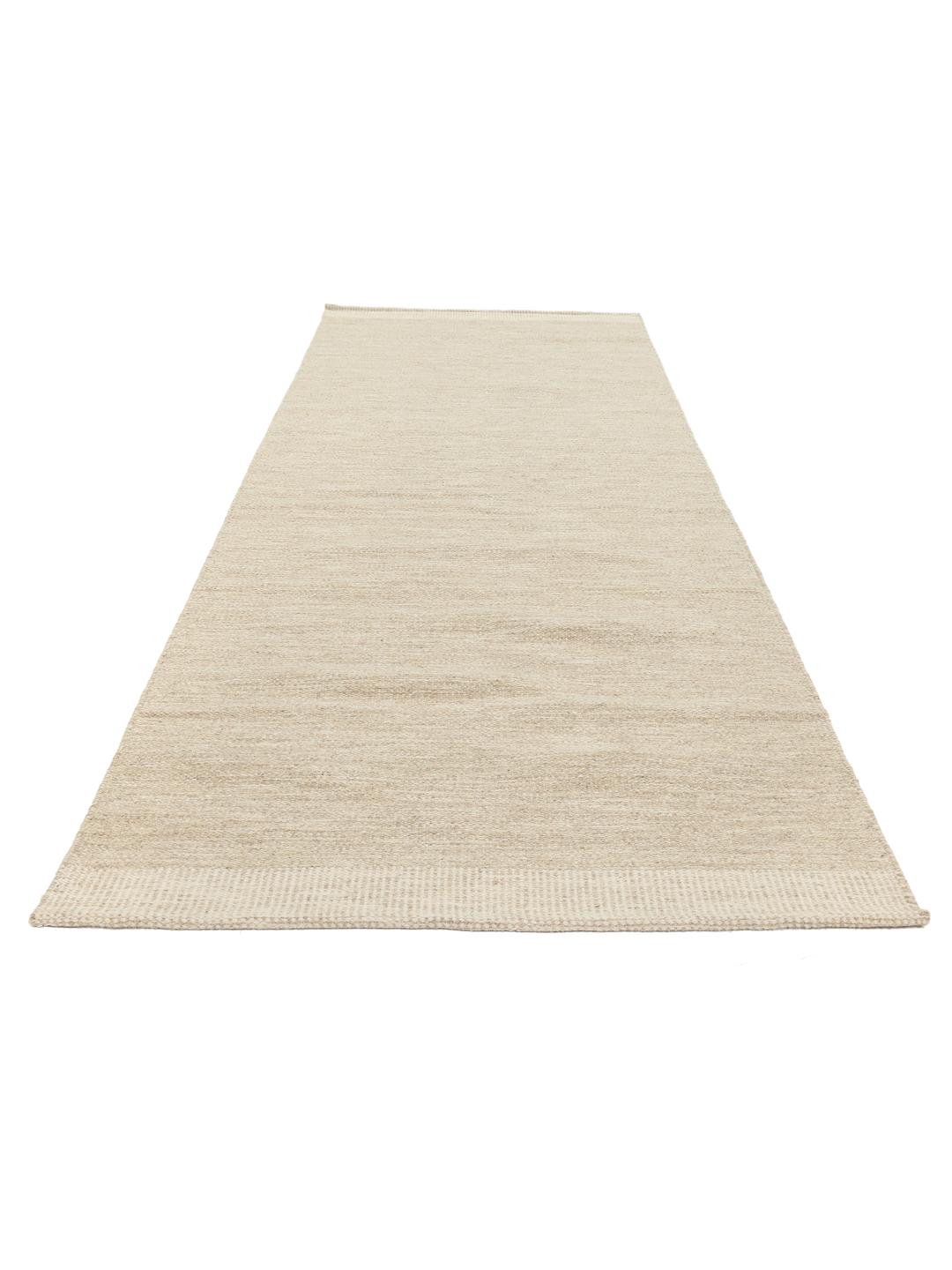 Beige wollen loper met een eenvoudig geweven textuur