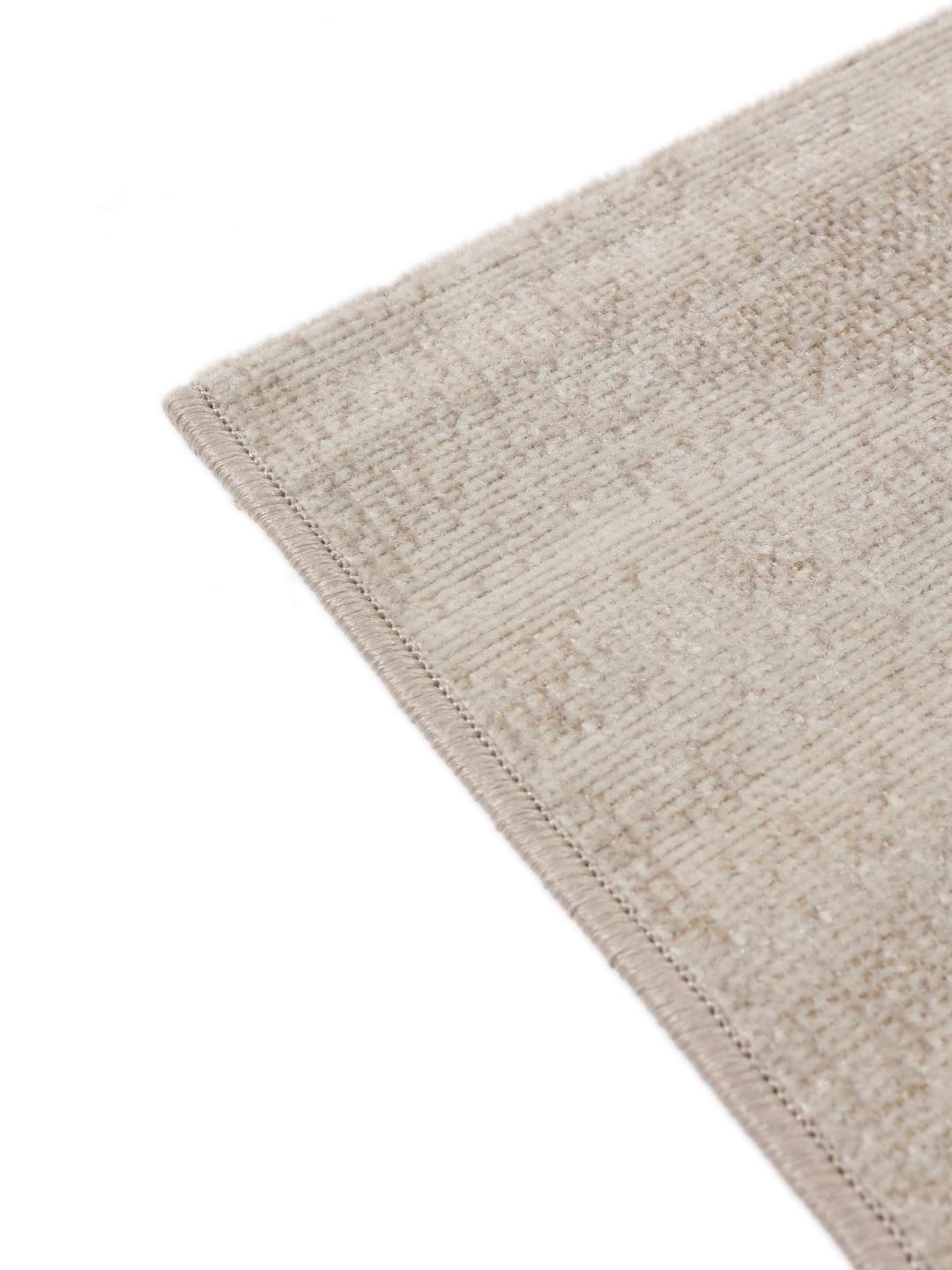 Tapis beige et gris avec motif géométrique