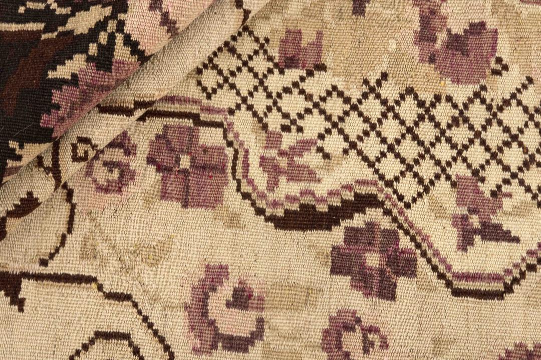Vintage håndlavet Rose Kelim-tæppe fra Moldova med blomstermotiver i mørkerød og beige.