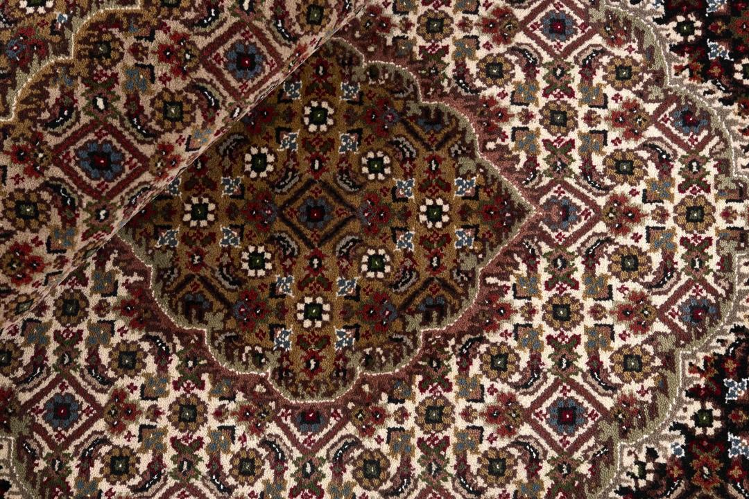 Kvadratisk Tabriz-tæppe med et traditionelt medaljondesign, håndknyttet i Indien