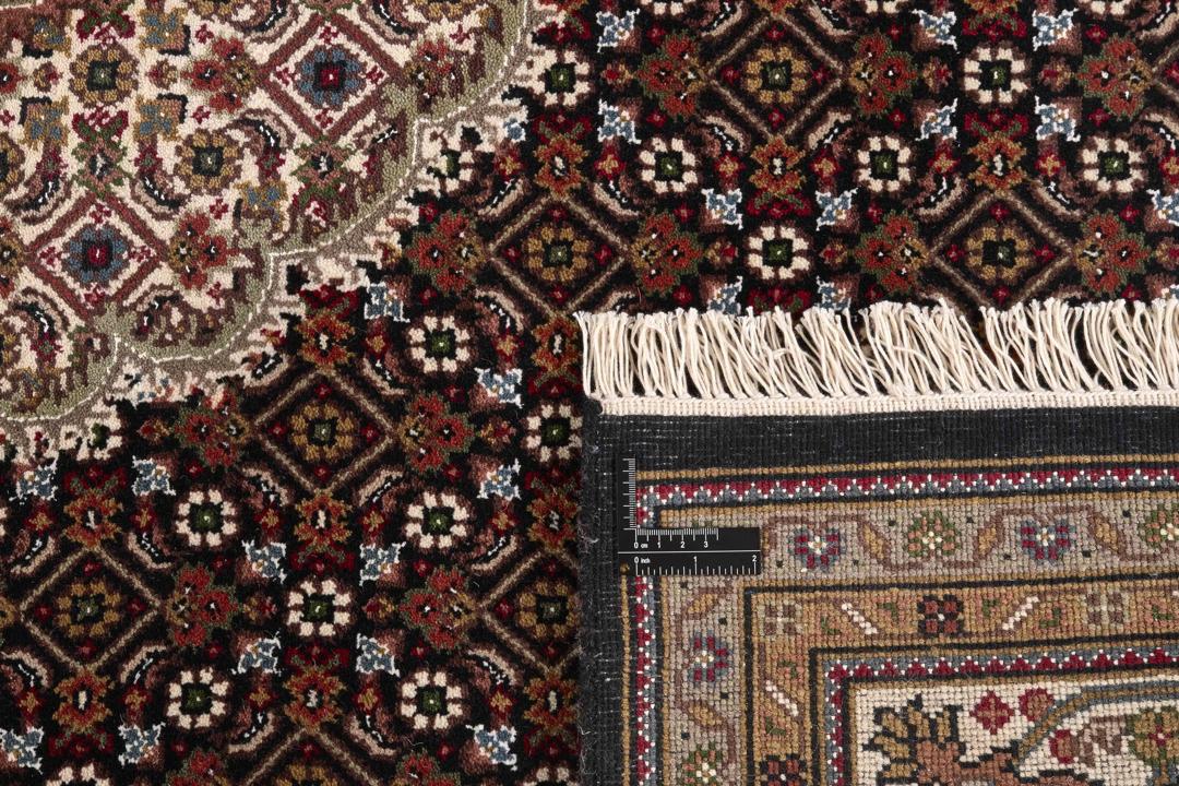 Kvadratisk Tabriz-tæppe med et traditionelt medaljondesign, håndknyttet i Indien