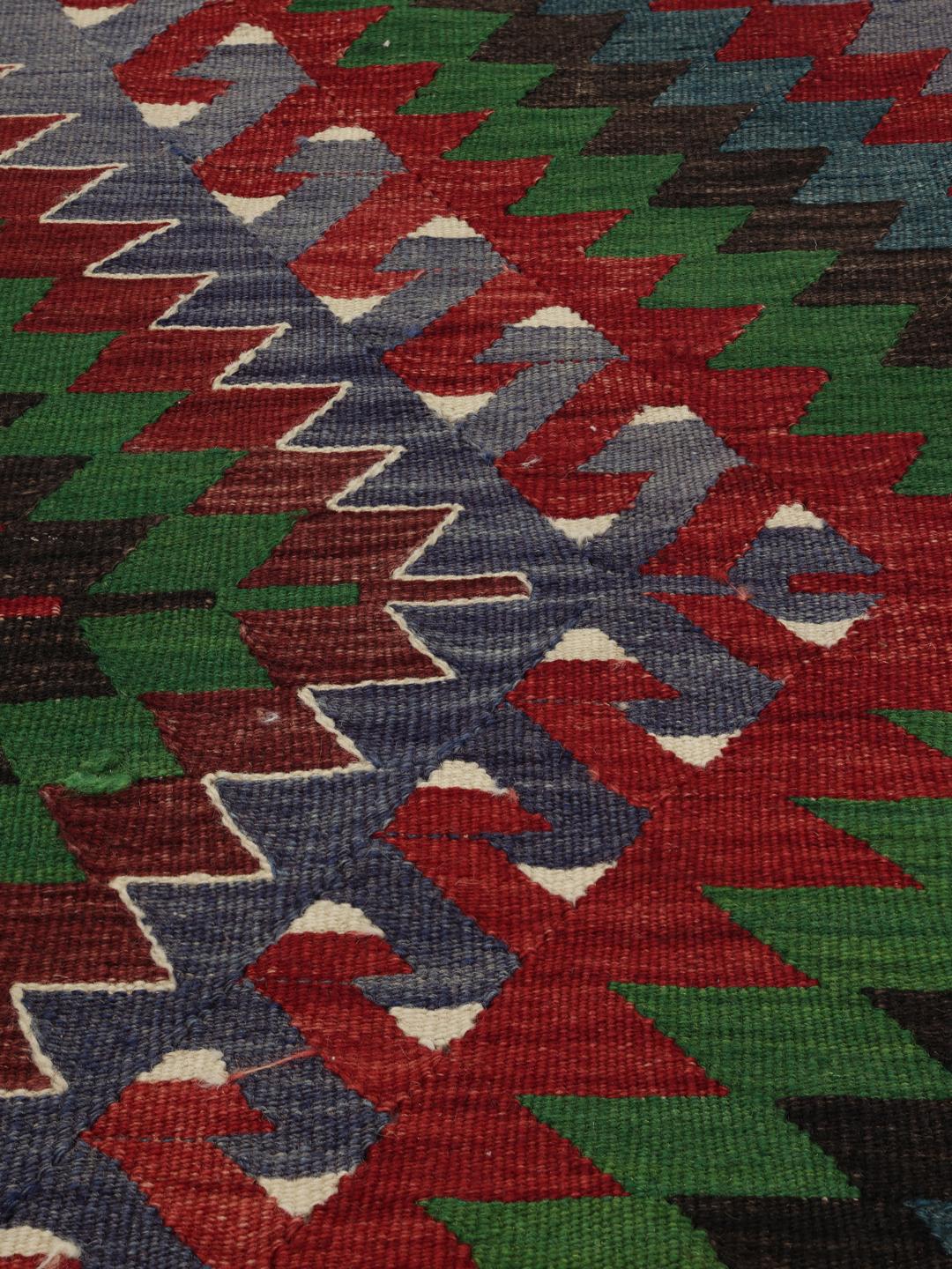 Handgeweven Turks Kilim-tapijt met levendige ruitpatronen in meerkleurige wol