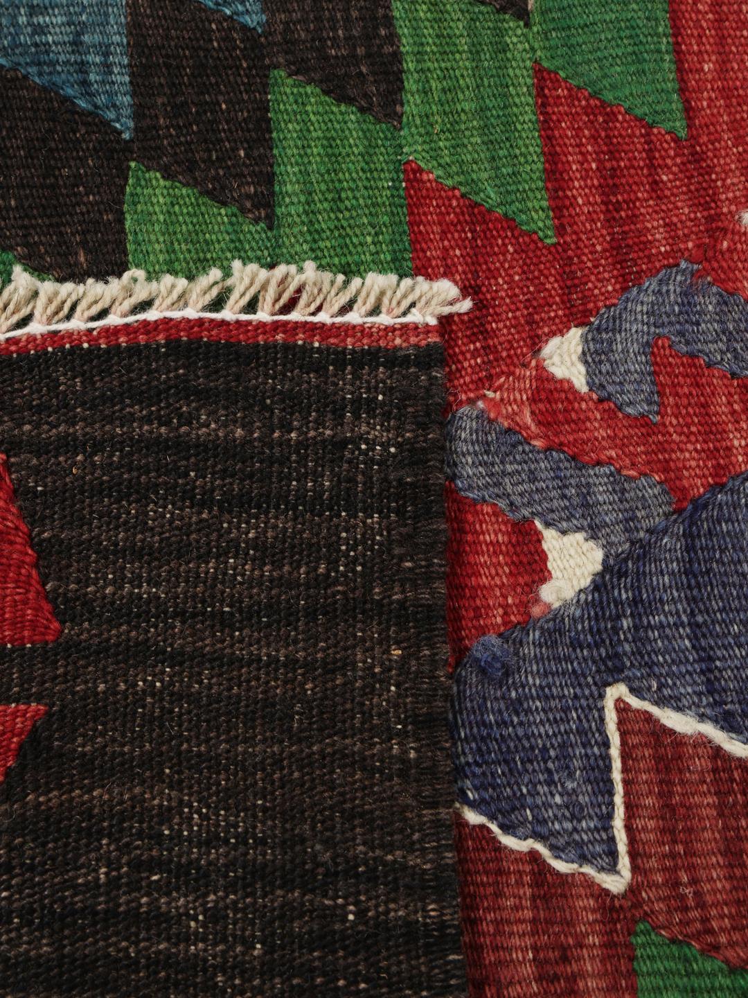 Handgeweven Turks Kilim-tapijt met levendige ruitpatronen in meerkleurige wol