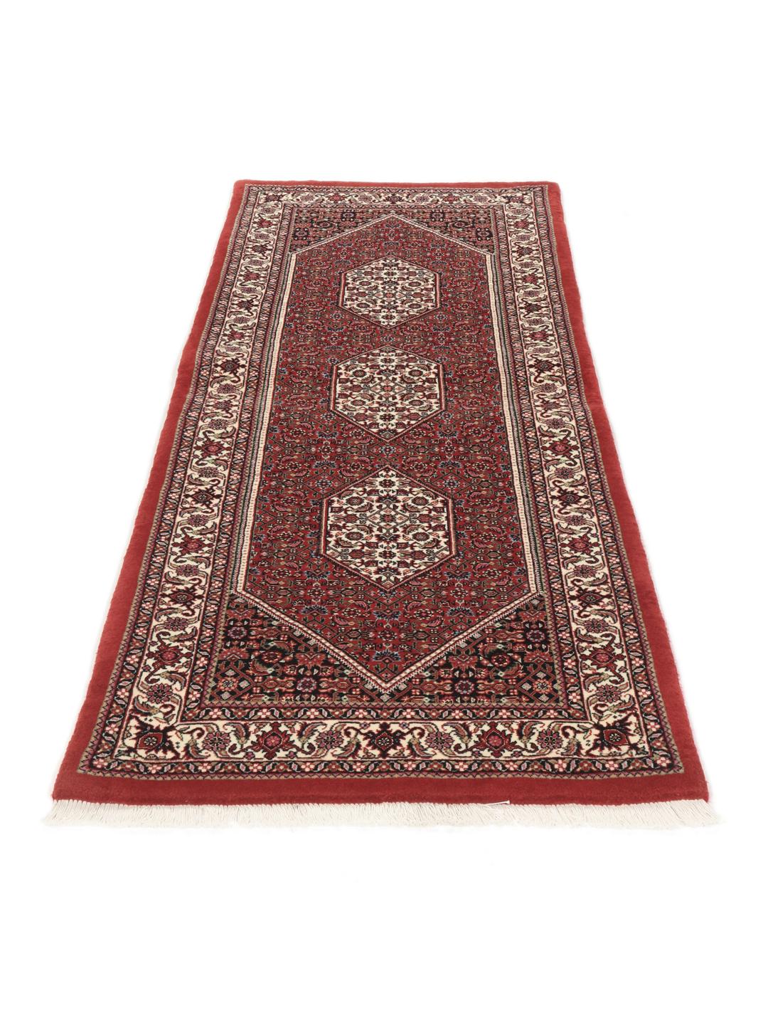 Handgeknoopte Bidjar loper in rood met florale zijden accenten
