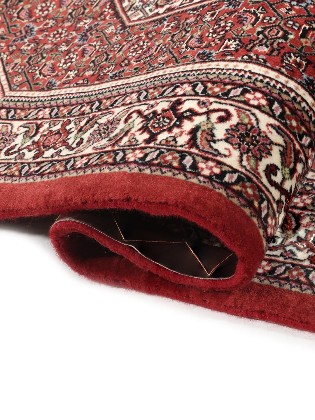 Handgeknoopte Bidjar loper in rood met florale zijden accenten