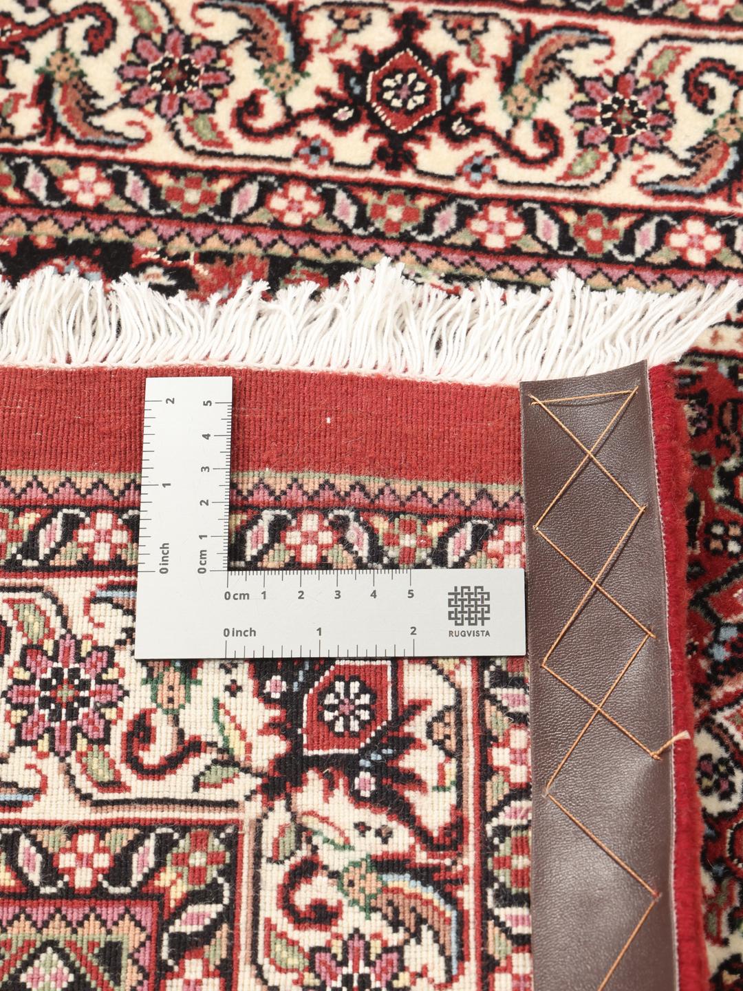 Handgeknoopte Bidjar loper in rood met florale zijden accenten