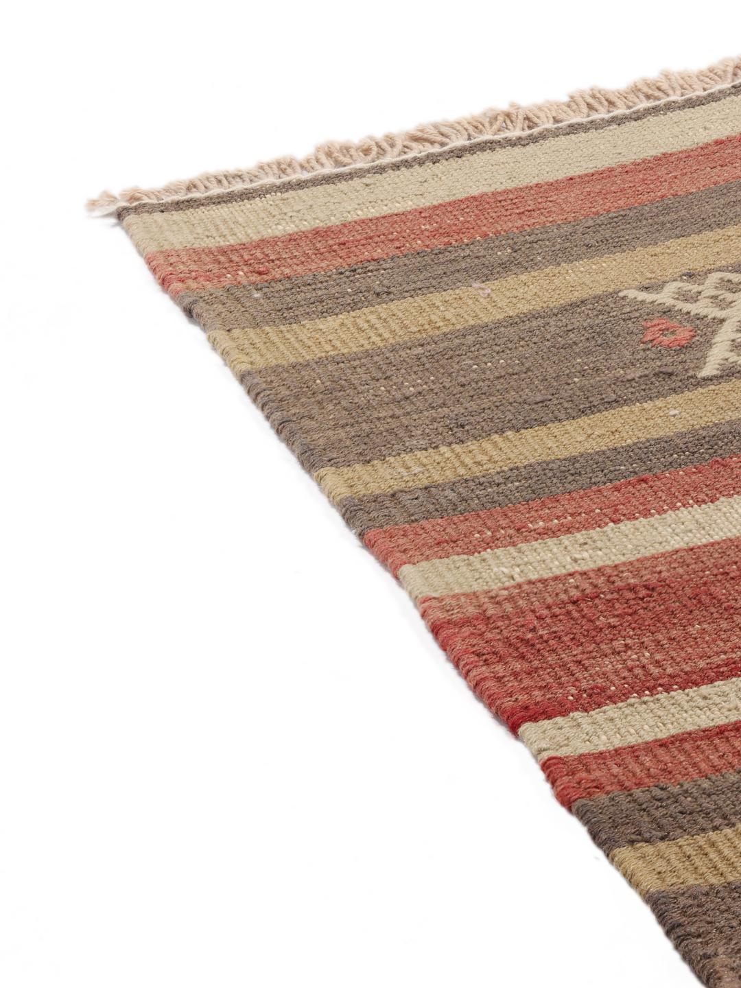 Tapis Kilim vintage turc avec des rayures multicolores et des motifs géométriques