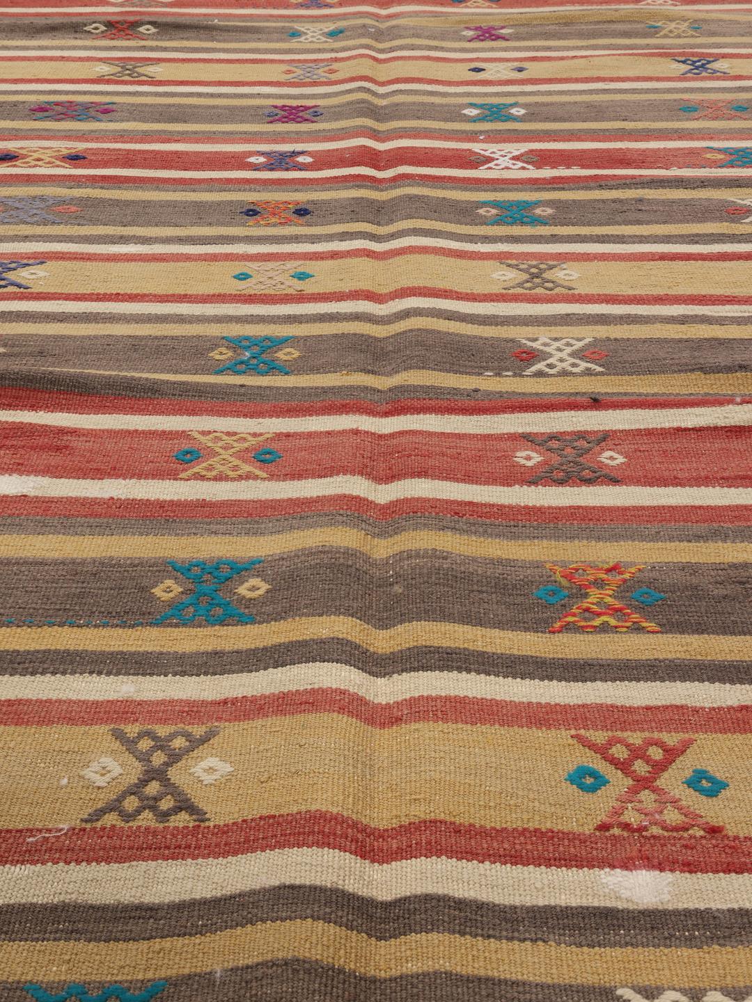 Tapis Kilim vintage turc avec des rayures multicolores et des motifs géométriques
