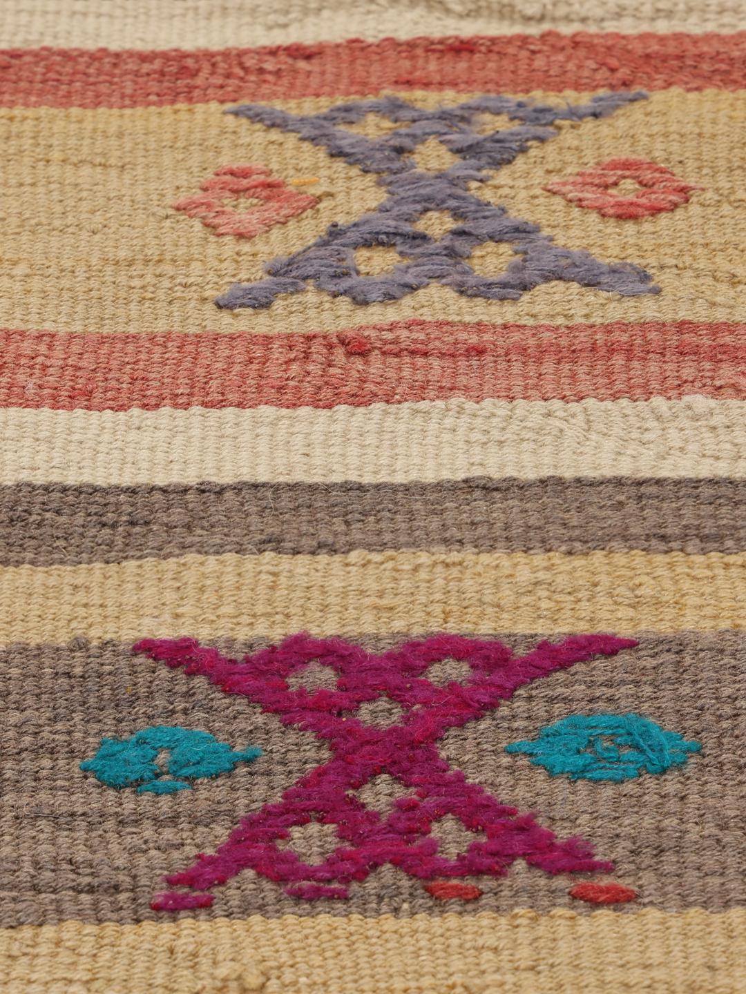 Tapis Kilim vintage turc avec des rayures multicolores et des motifs géométriques