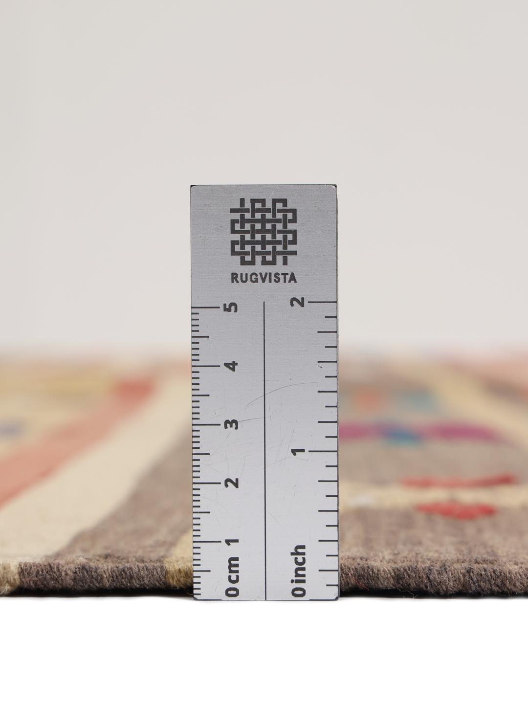 Tapis Kilim vintage turc avec des rayures multicolores et des motifs géométriques