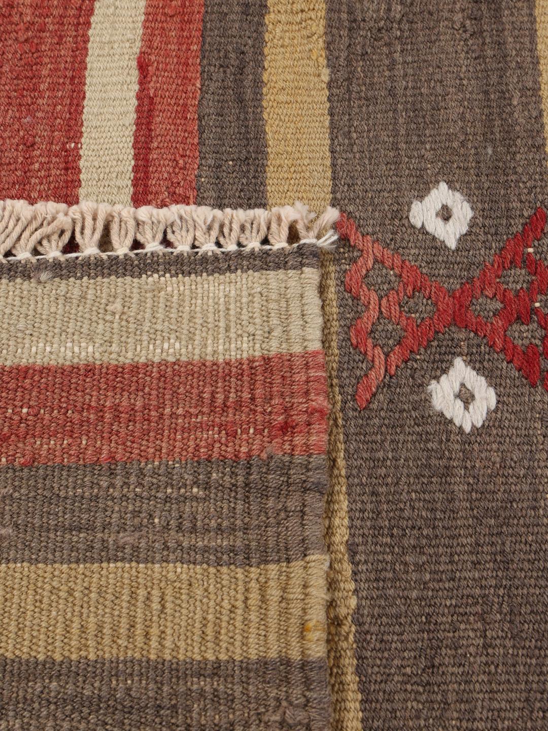 Tapis Kilim vintage turc avec des rayures multicolores et des motifs géométriques