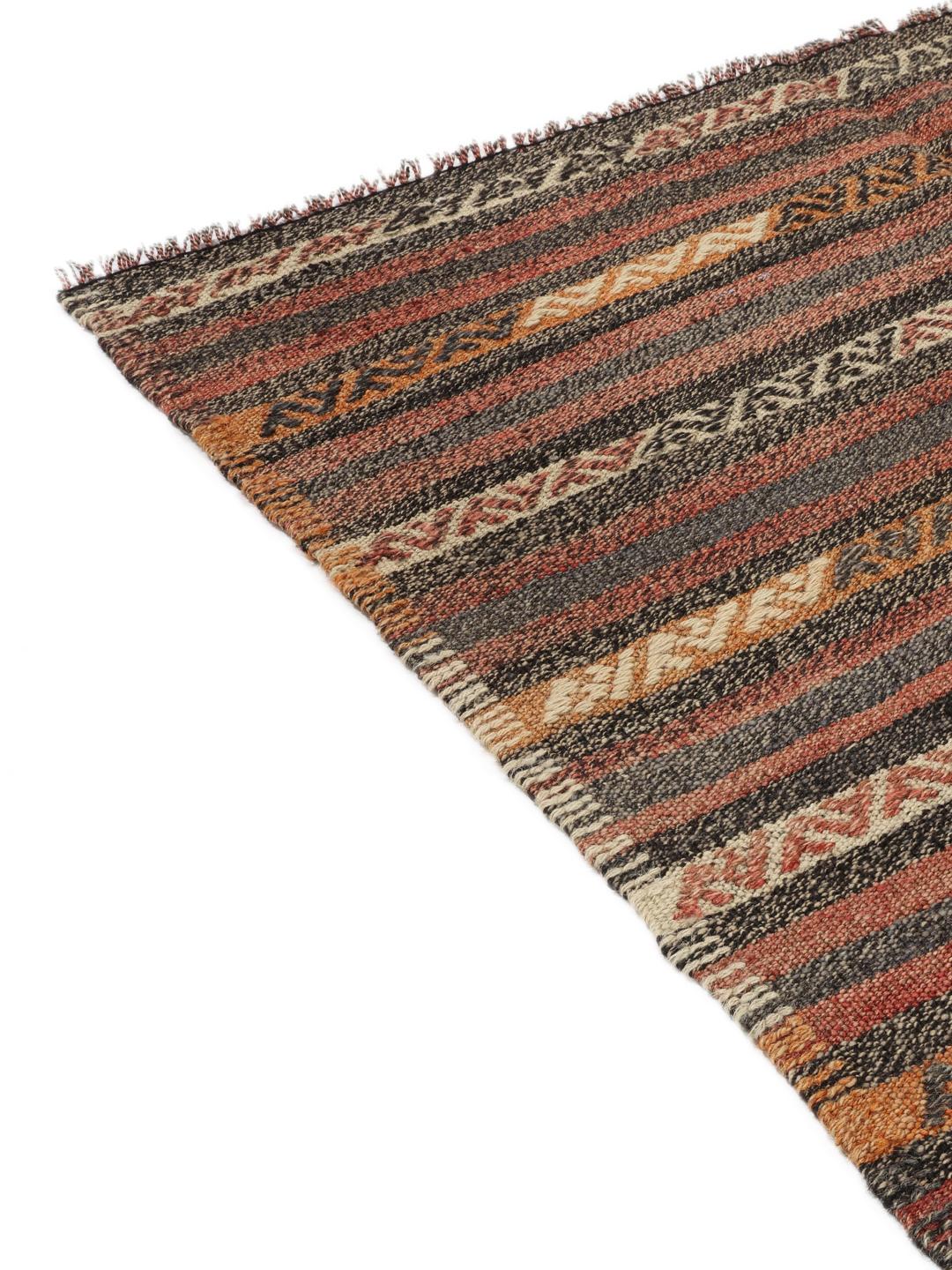 Tapis Kilim turc tissé à la main vintage dans des tons riches marron et terreux