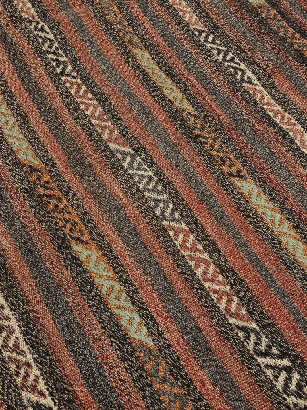 Tapis Kilim turc tissé à la main vintage dans des tons riches marron et terreux