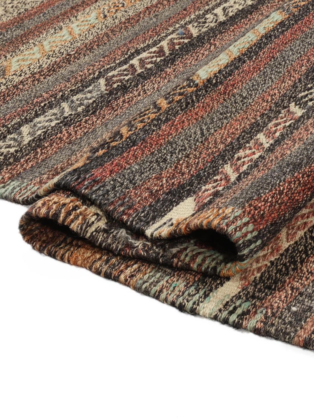 Tapis Kilim turc tissé à la main vintage dans des tons riches marron et terreux
