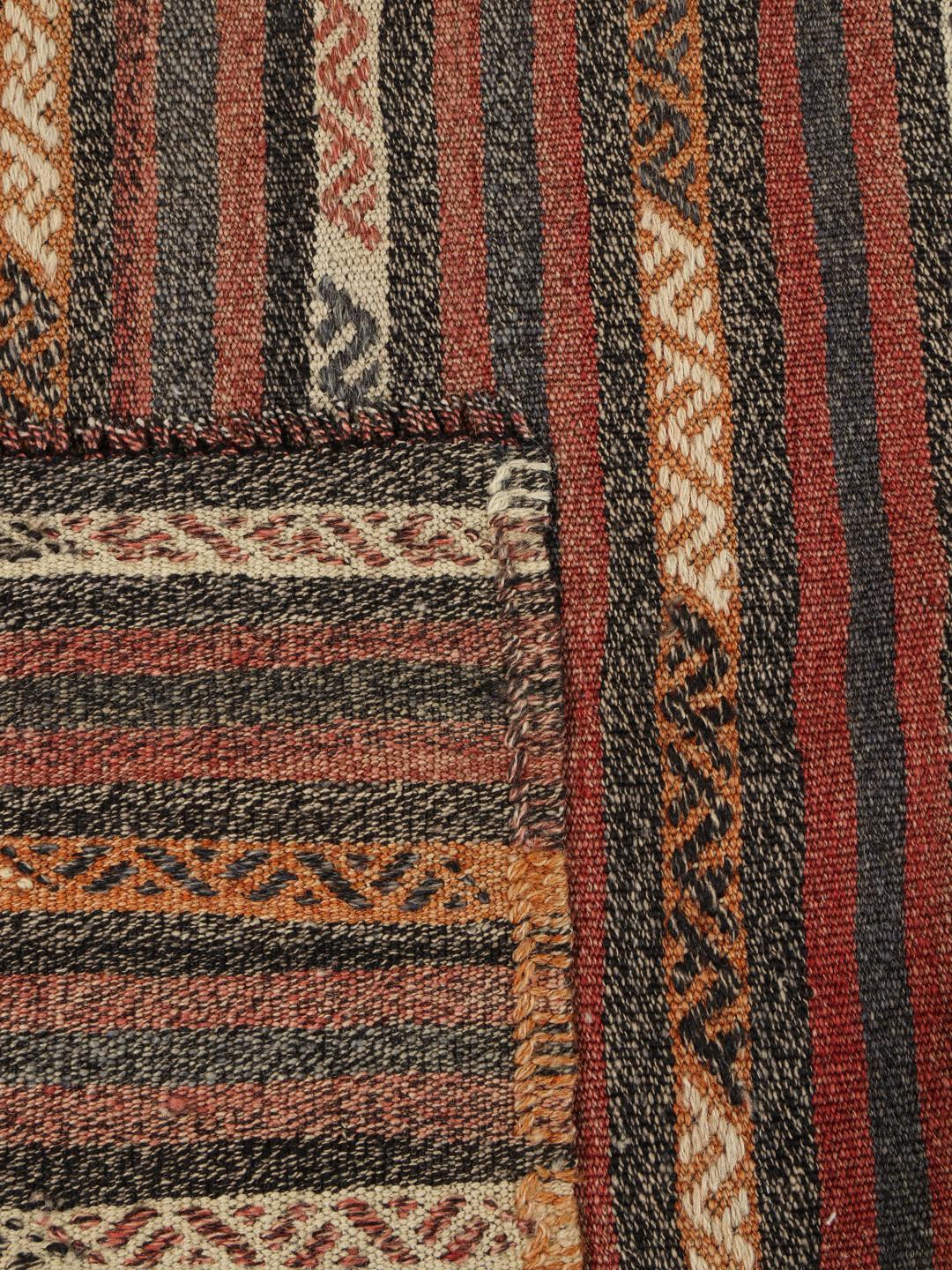 Tapis Kilim turc tissé à la main vintage dans des tons riches marron et terreux
