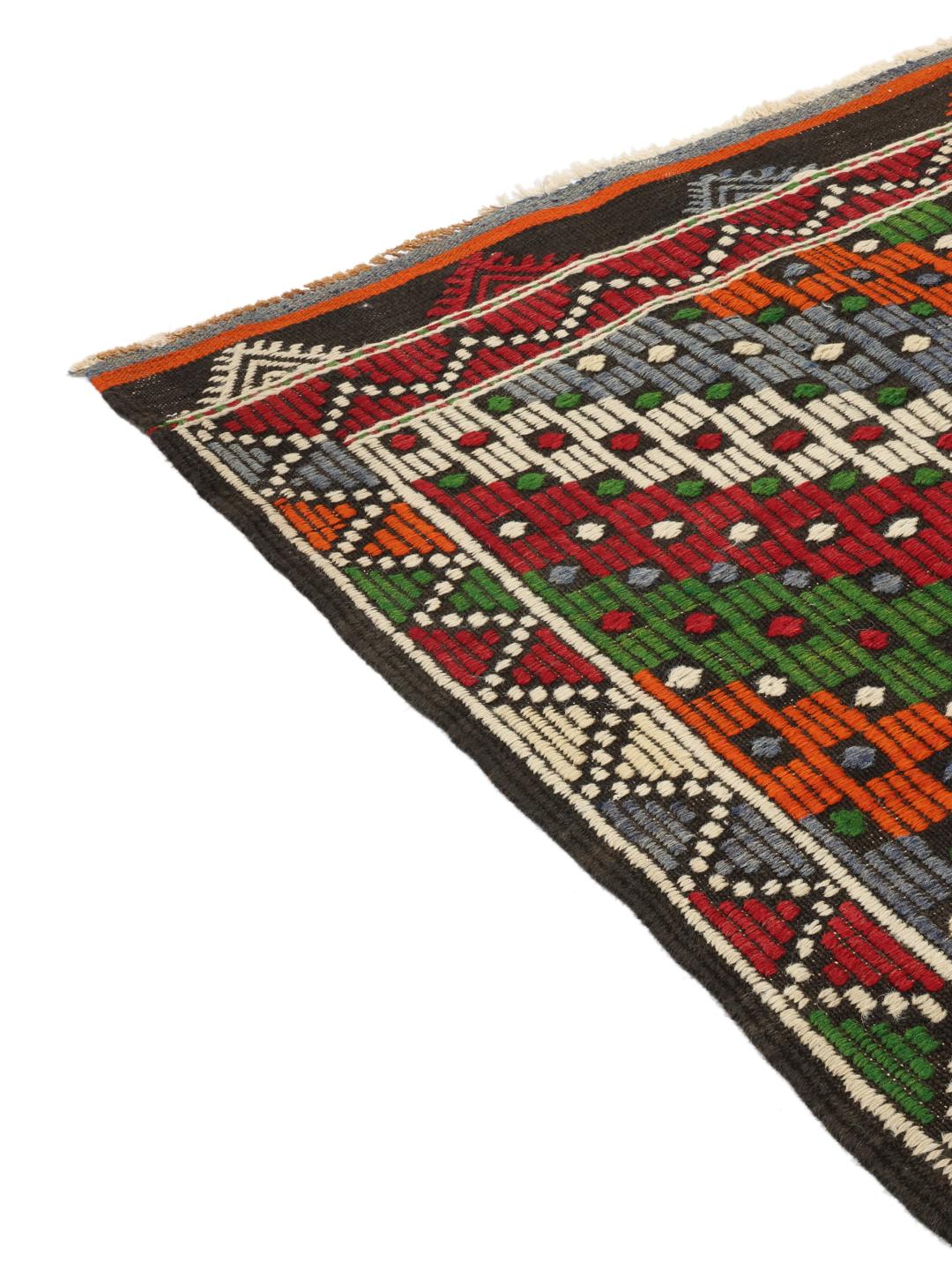 Tapis kilim turc tissé à la main avec des motifs géométriques vibrants dans une palette multicolore