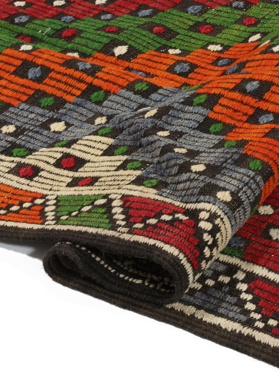 Tapis kilim turc tissé à la main avec des motifs géométriques vibrants dans une palette multicolore
