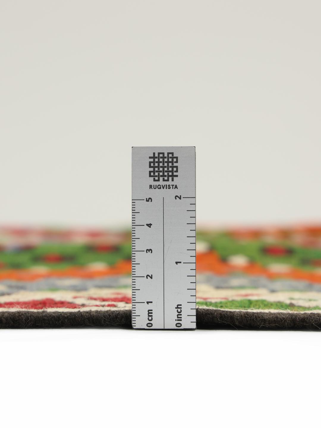 Tapis kilim turc tissé à la main avec des motifs géométriques vibrants dans une palette multicolore