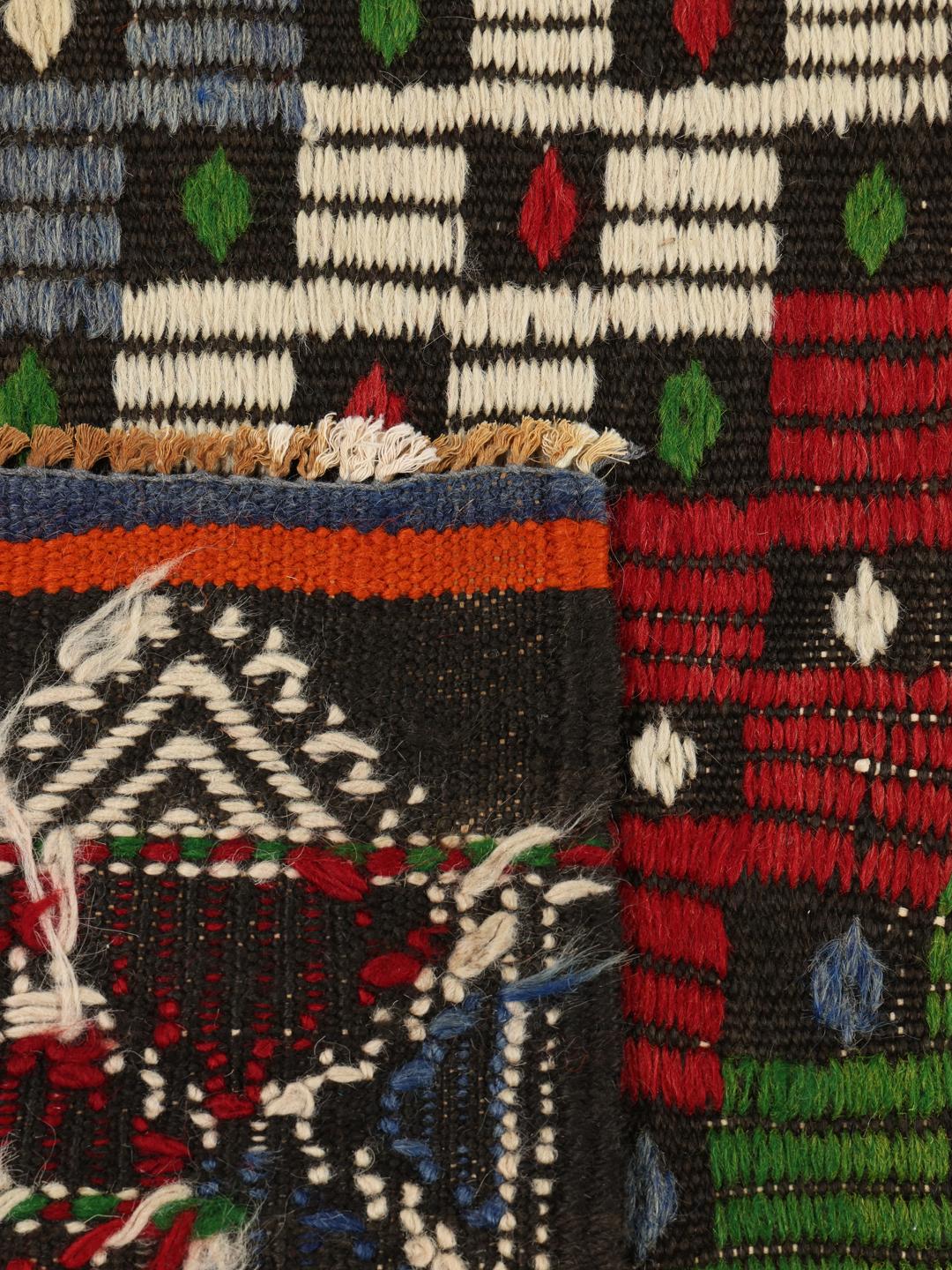 Tapis kilim turc tissé à la main avec des motifs géométriques vibrants dans une palette multicolore
