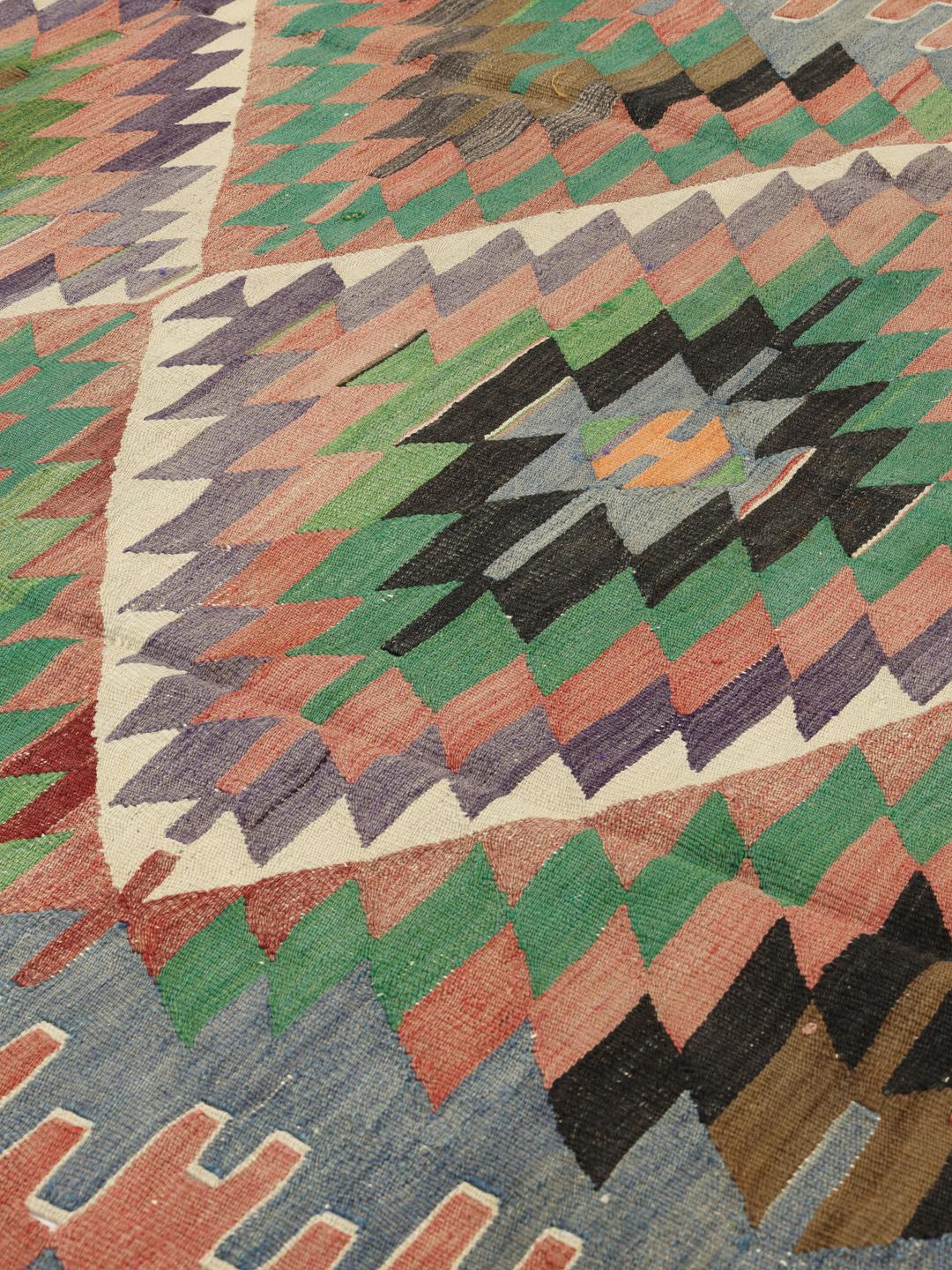 Tapis kelim turc vintage tissé à la main avec des motifs géométriques en losanges multicolores